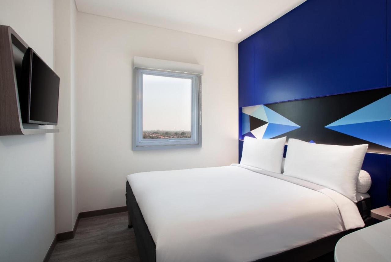 Md 7 Hotel Сиребон Екстериор снимка
